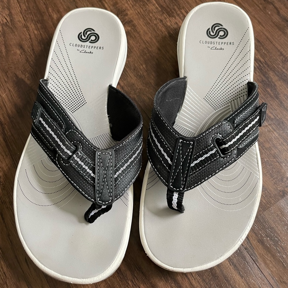 Woman Clarks black flip-flops size 7